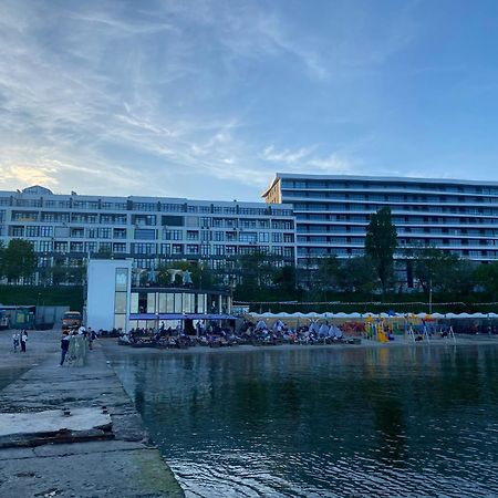 у моря на пляже однокомнатные апартаменты 39 метров купаемся в море Одесса Экстерьер фото