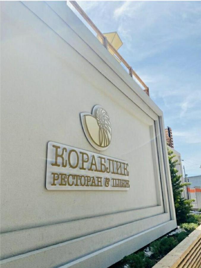 у моря на пляже однокомнатные апартаменты 39 метров купаемся в море Одесса Экстерьер фото